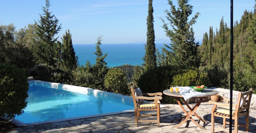 Villa, Smoking photo 3