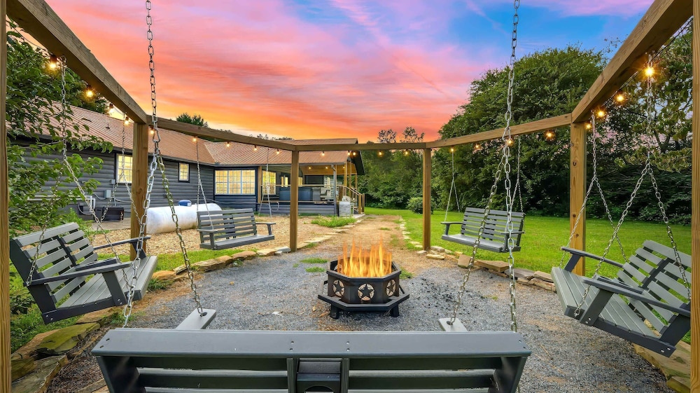 Luxury Poolside Cabin in Sevierville, Zdjęcie 5