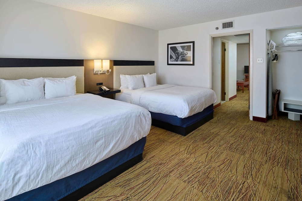 Suite, Multiple Beds, Tower (2 Full Bed & Sofa Bed) - Photo 1