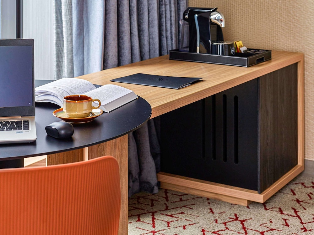 Junior Suite, 1 King Bed (Executive Lounge access) - Photo 1