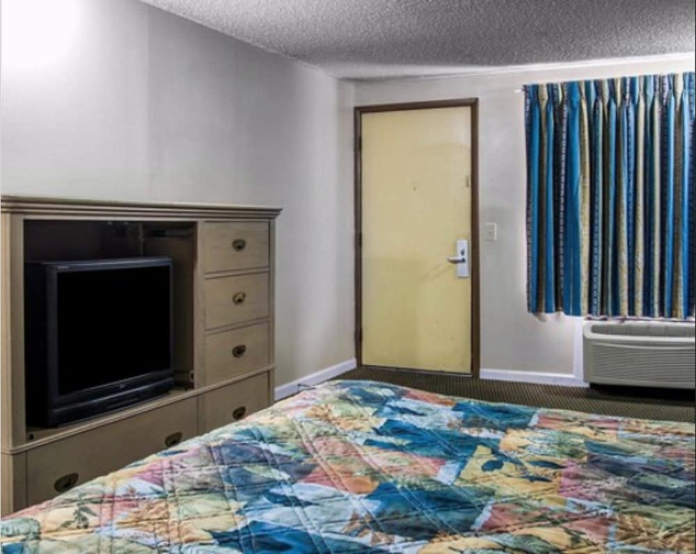 Standard Room, 1 King Bed, Non Smoking photo 1