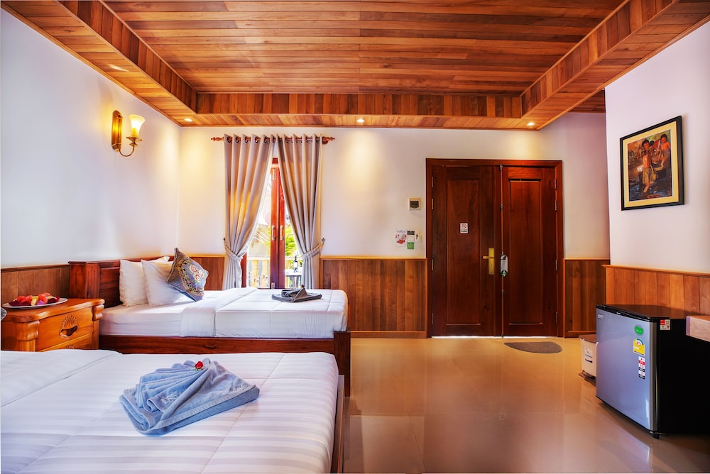 Family Room, Multiple Beds, Balcony, Mountain View - Photo 1