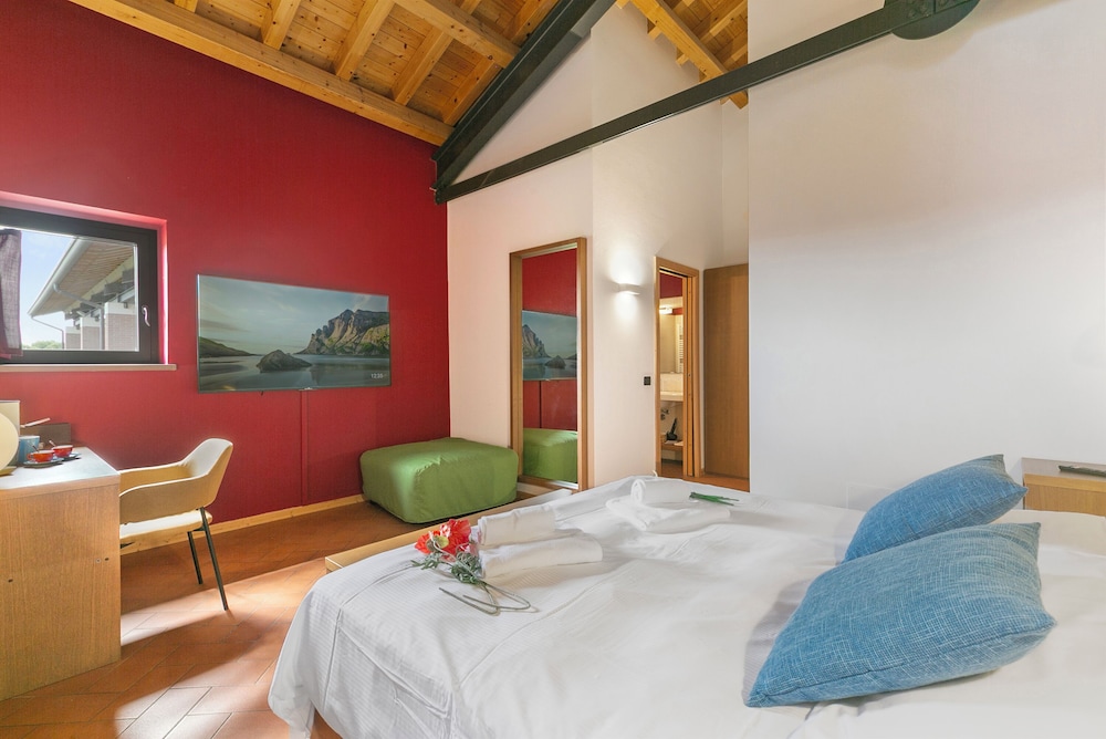 Family Room, Multiple Bedrooms (Double Deluxe Tulipano - Almavite)