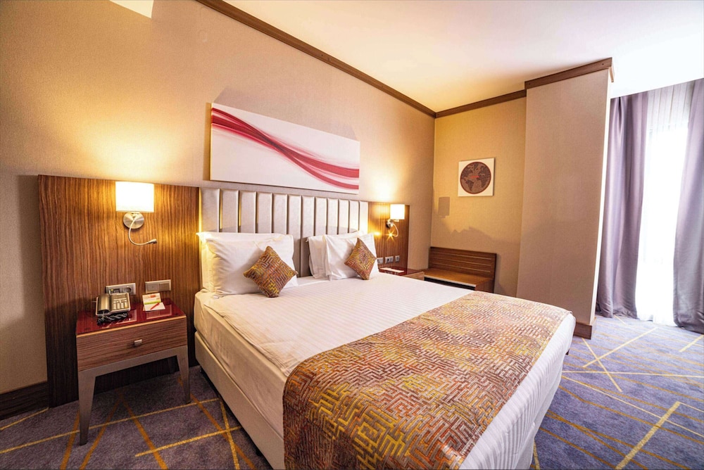 Suite, 1 King Bed photo 2