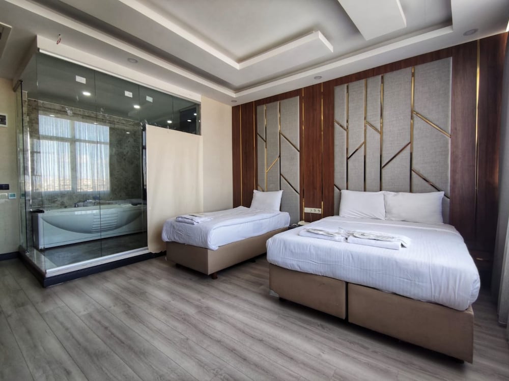 Deluxe Room, Hot Tub photo 1