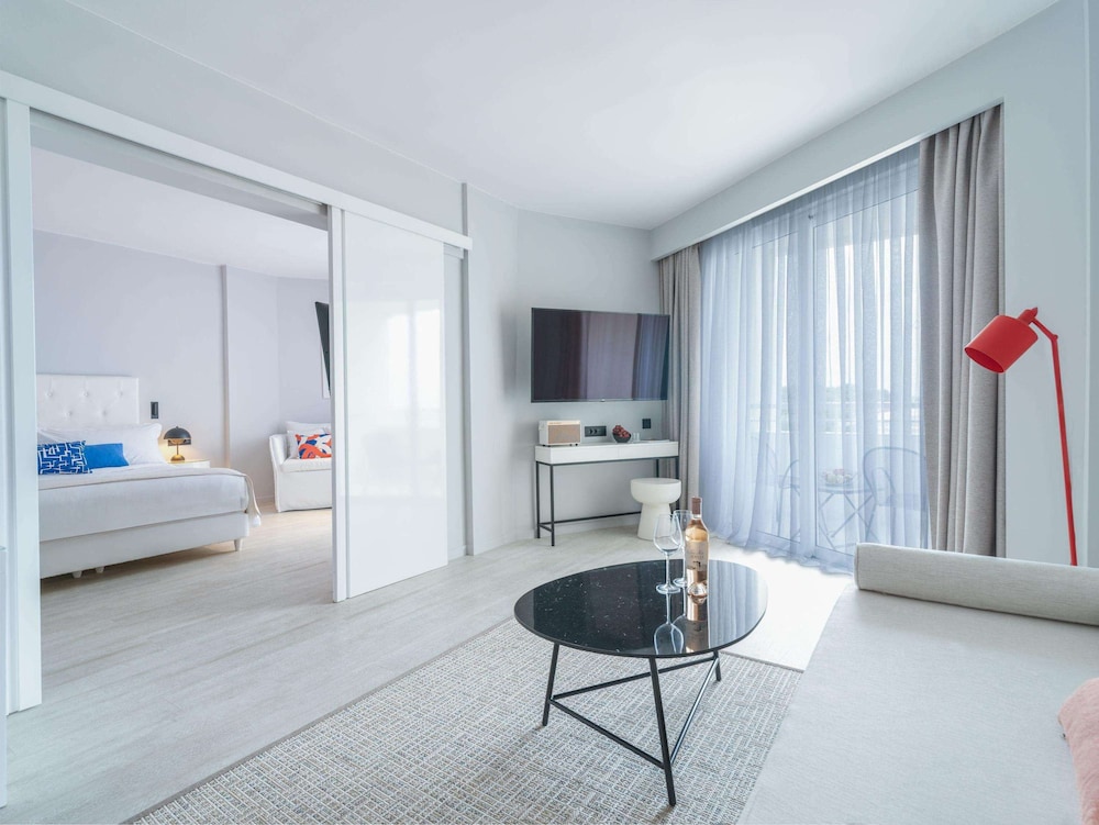Ivory Suite - Photo 1