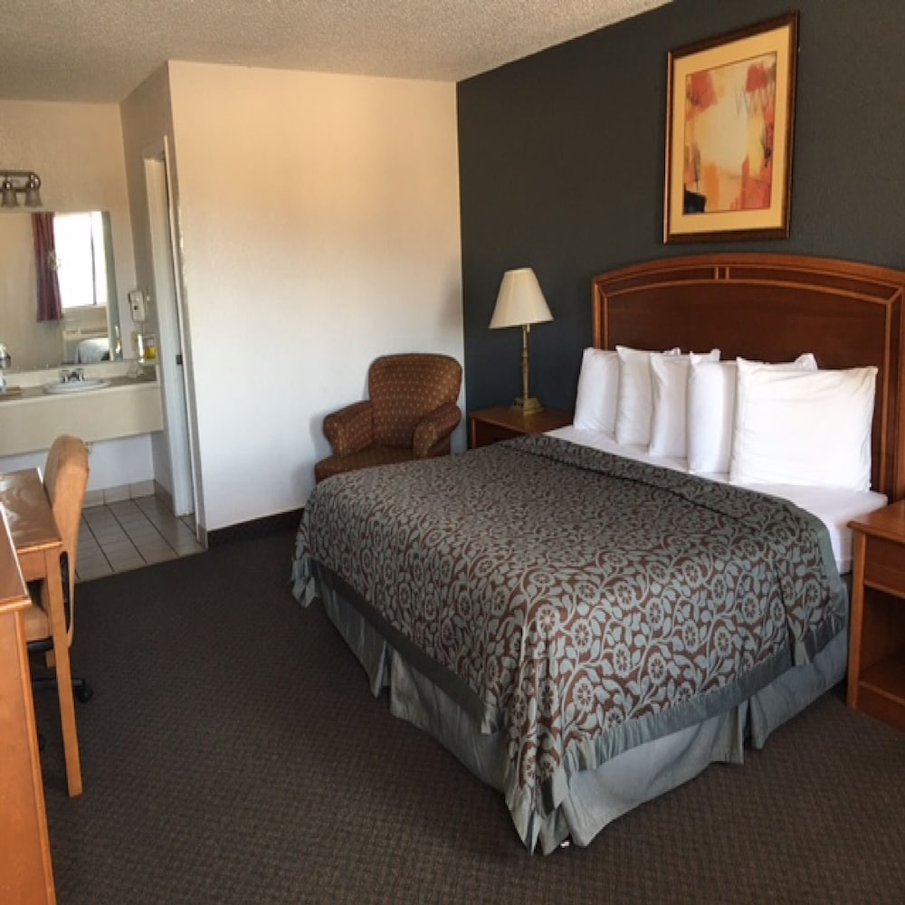 Standard Room, 1 King Bed, Non Smoking photo 1