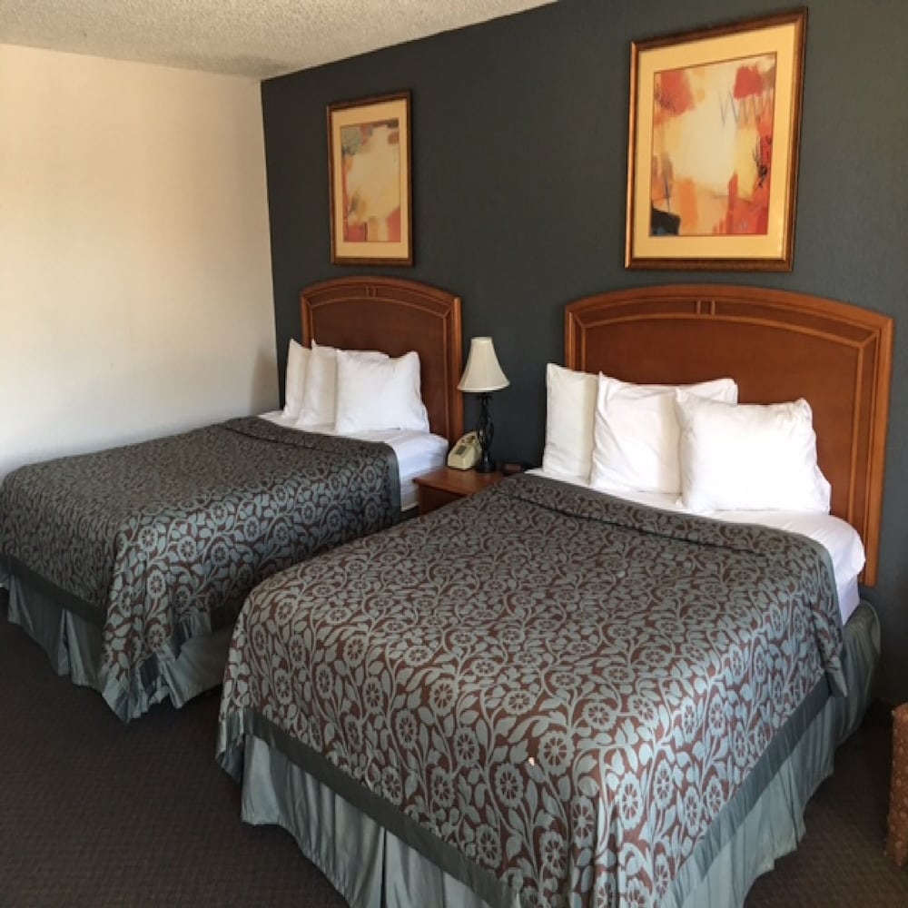 Handicap Accessible 2 Queens Beds, Non Smoking photo 1