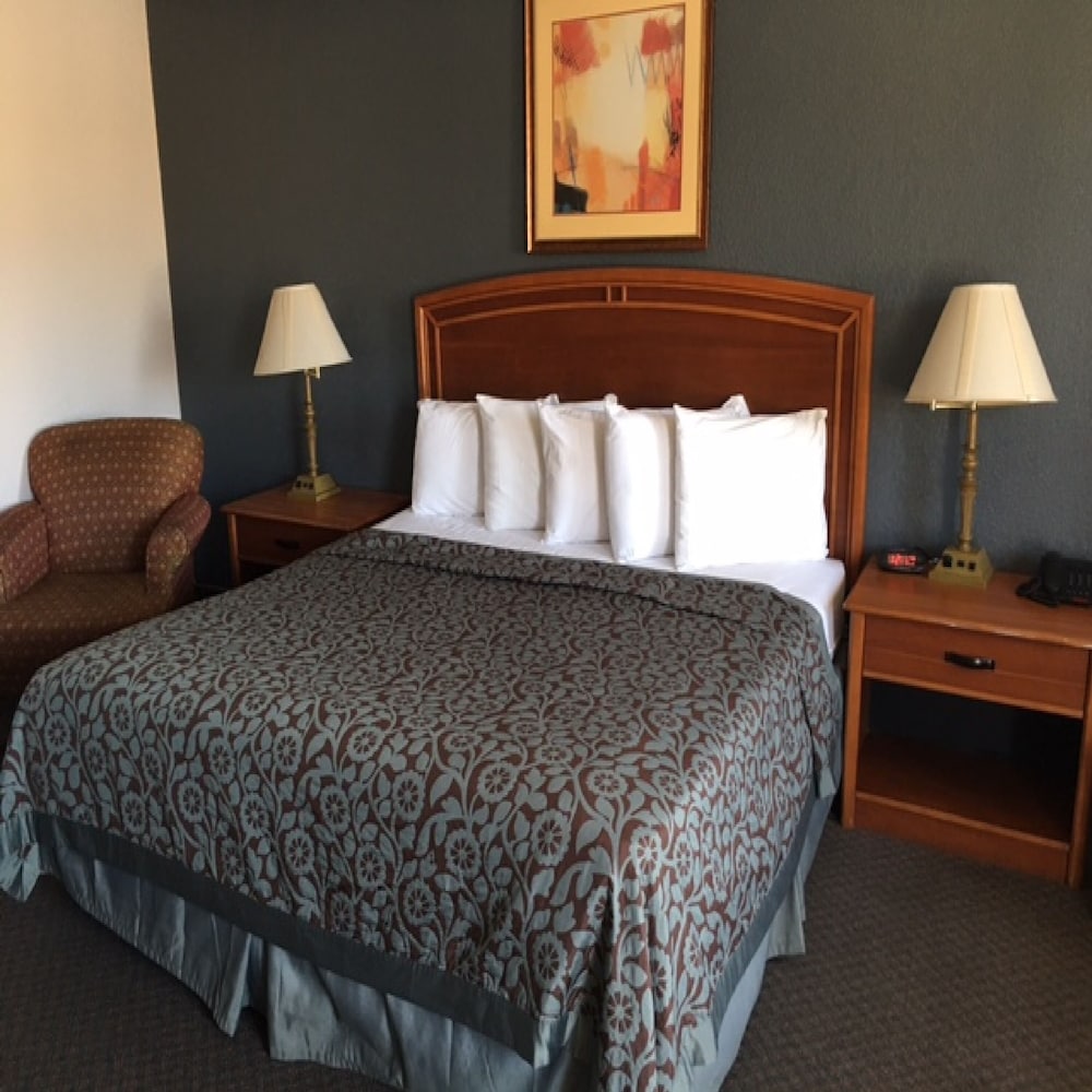 Standard Room, 1 King Bed, Non Smoking photo 3