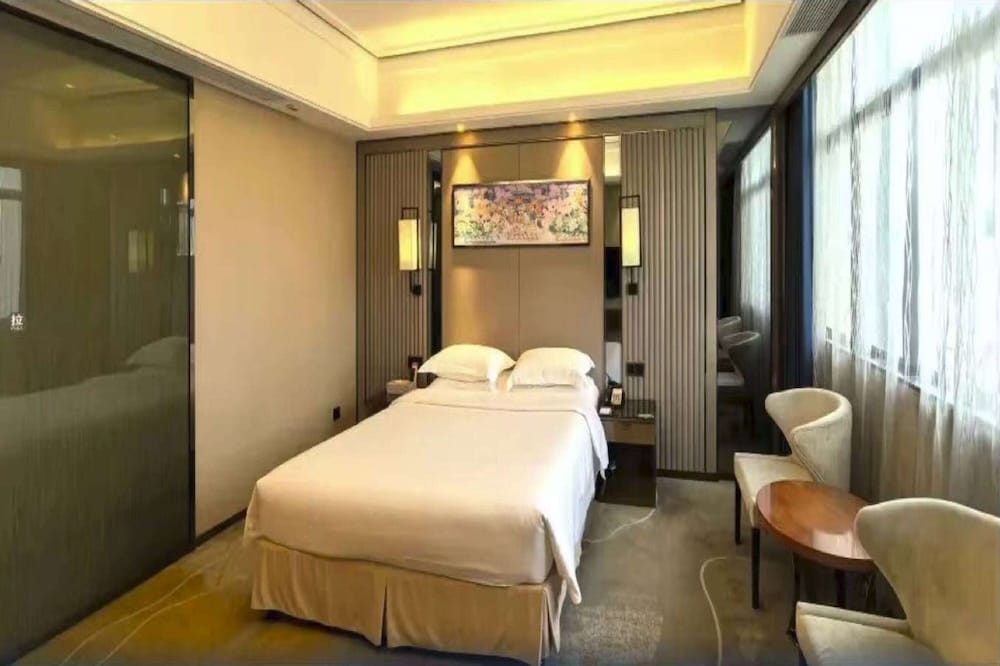 Suite, 1 King Bed, Smoking photo 1
