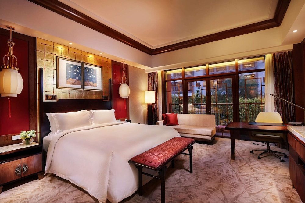 Deluxe Room, 1 King Bed, Balcony