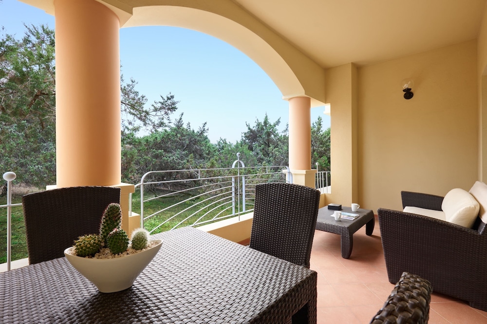 Family Quadruple Room, 2 Queen Beds, Garden View photo 3