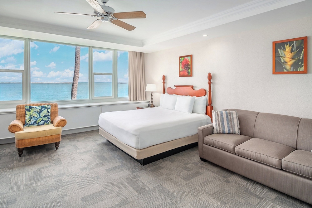Suite, 1 King Bed, Oceanfront - Photo 4