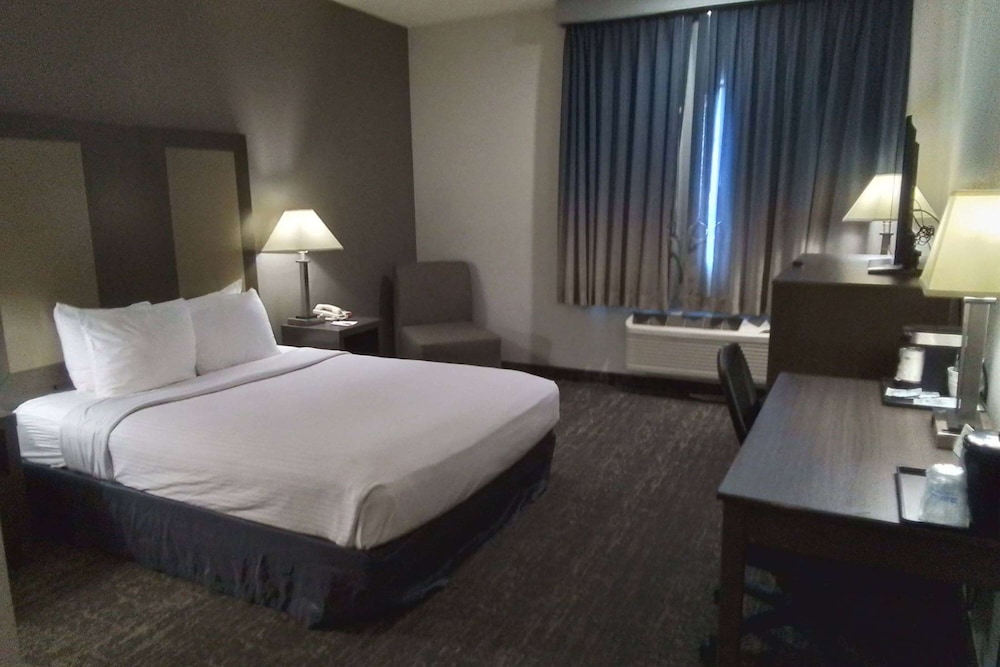Room, 1 Queen Bed, Accessible, Non Smoking (Mobility, Bathtub) - Photo 1