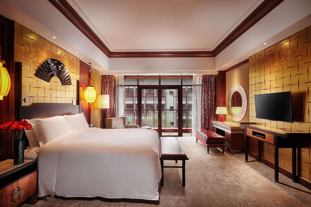 Luxury Suite, 1 King Bed (Ambassador)