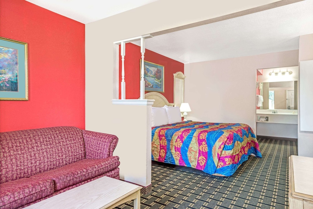 Deluxe Studio Suite, 1 King Bed, Non Smoking - Photo 1