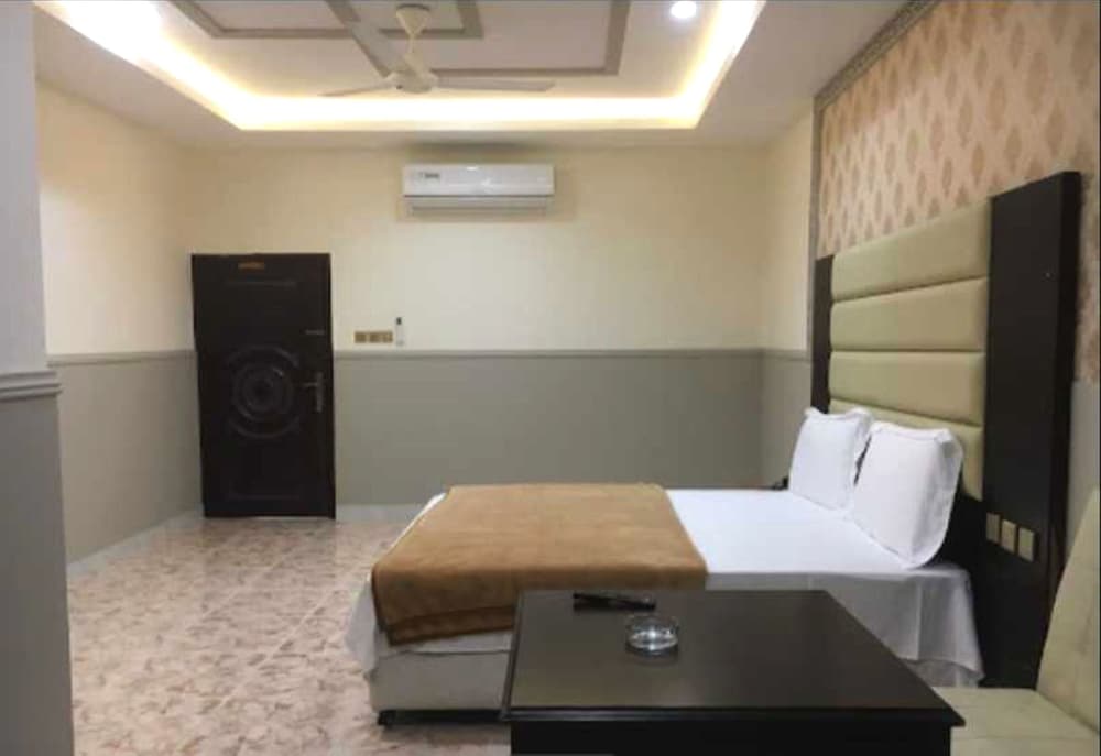 Standard Double Room, 1 King Bed photo 3