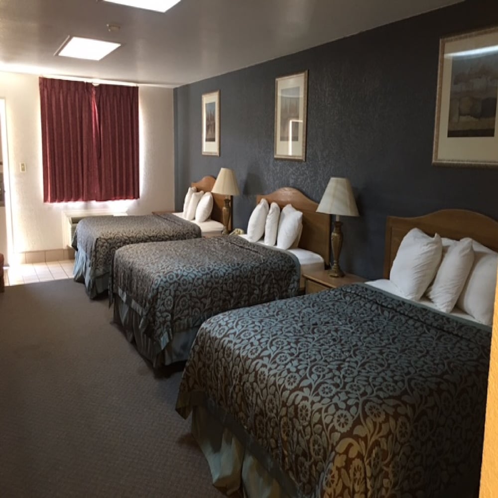 Standard Room, Multiple Beds, Non Smoking (3 Queens) photo 1