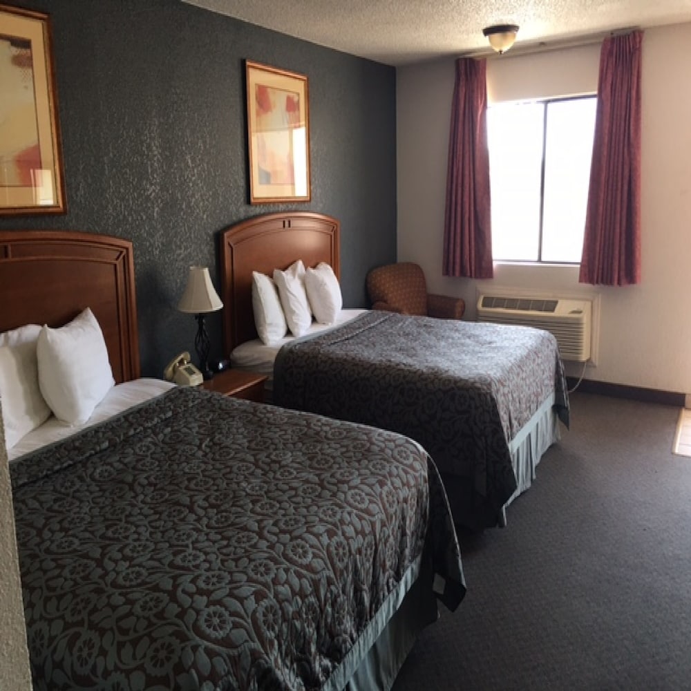 Handicap Accessible 2 Queens Beds, Non Smoking photo 3