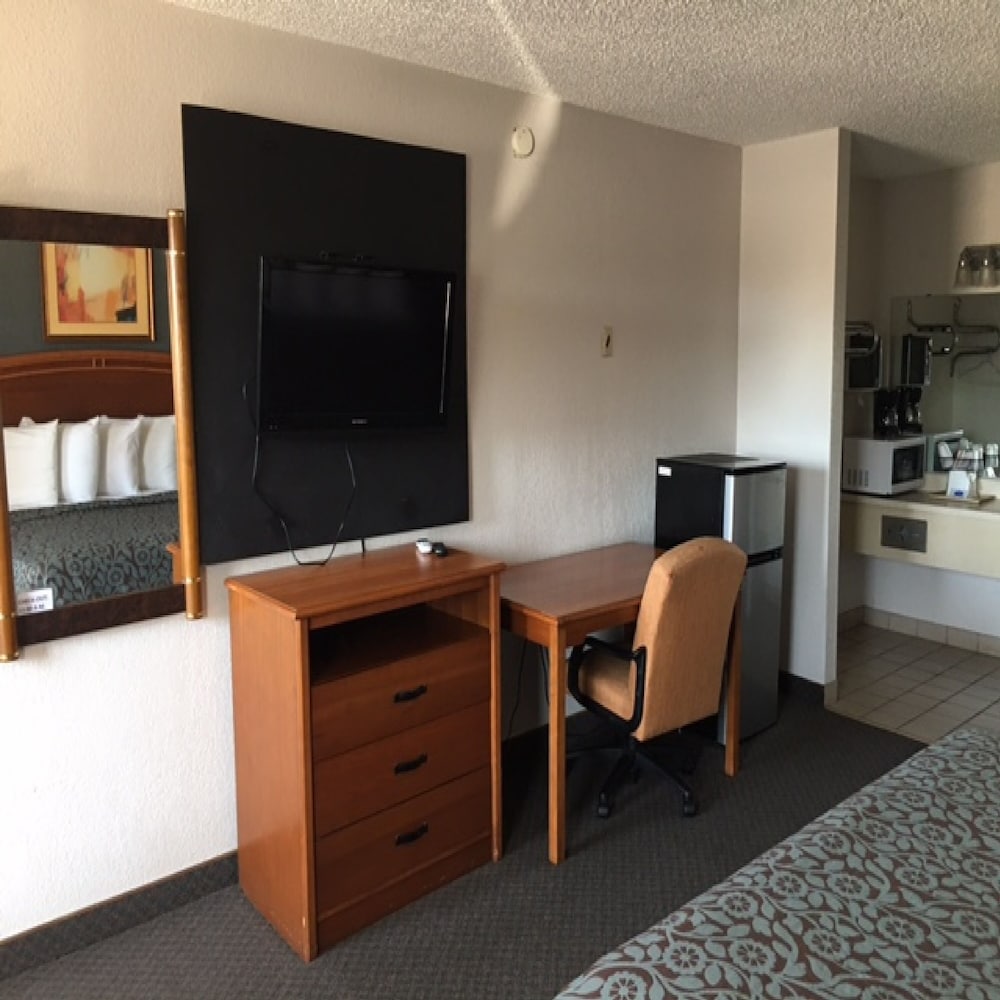 Handicap Accessible 2 Queens Beds, Non Smoking photo 2