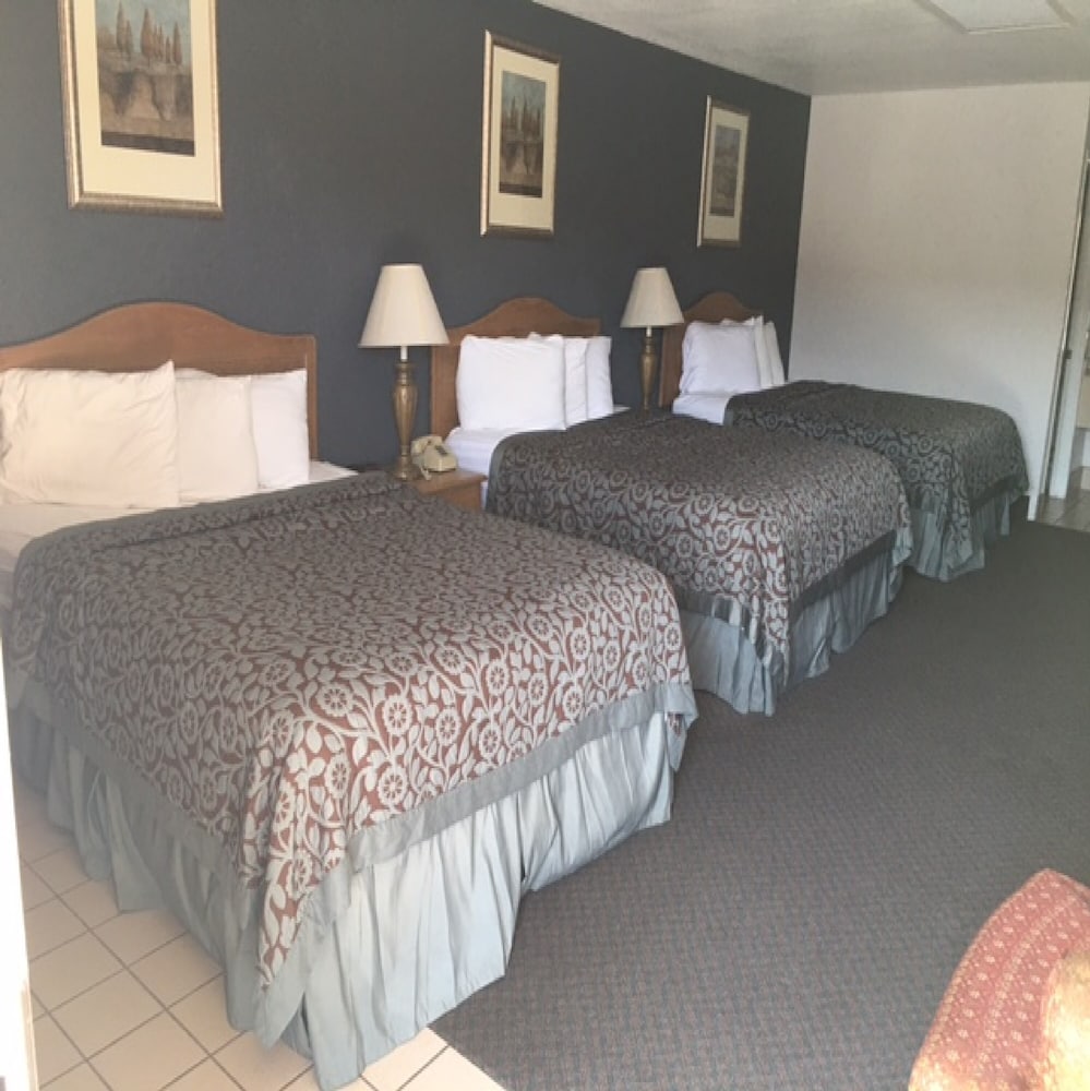 Standard Room, Multiple Beds, Non Smoking (3 Queens) photo 3