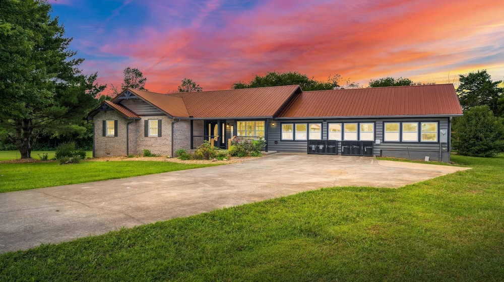 Luxury Poolside Cabin in Sevierville, Zdjęcie 4