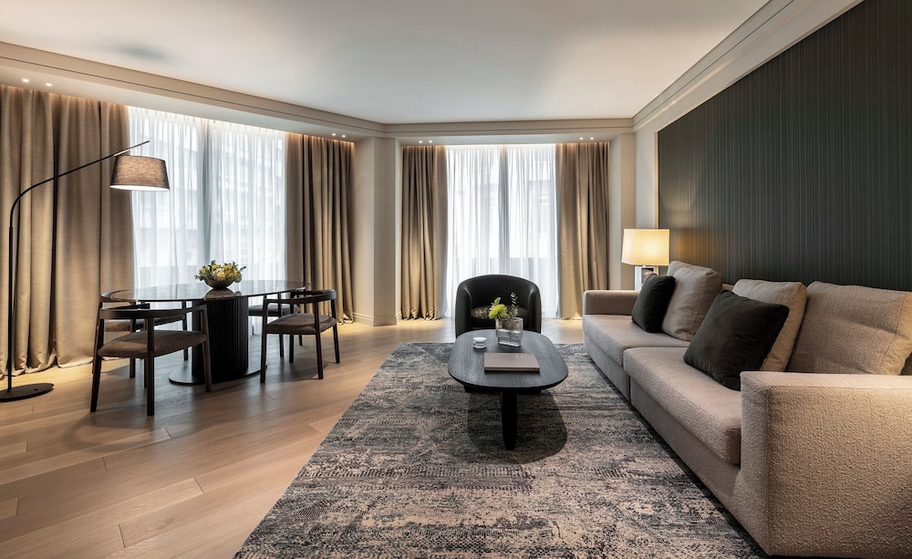 Deluxe City View Suite