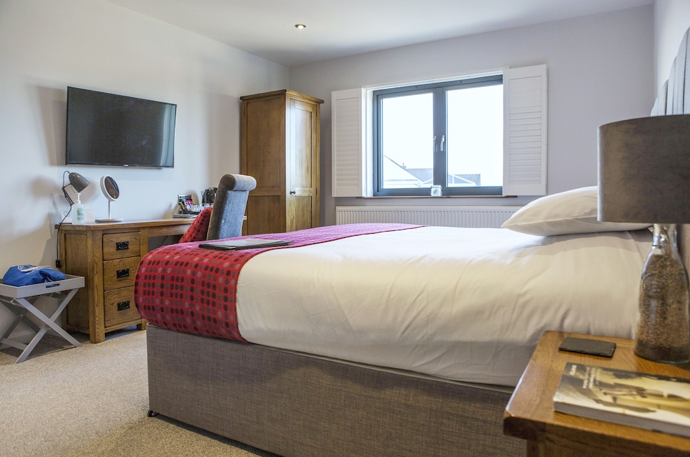 Superior Room, 1 King Bed photo 1