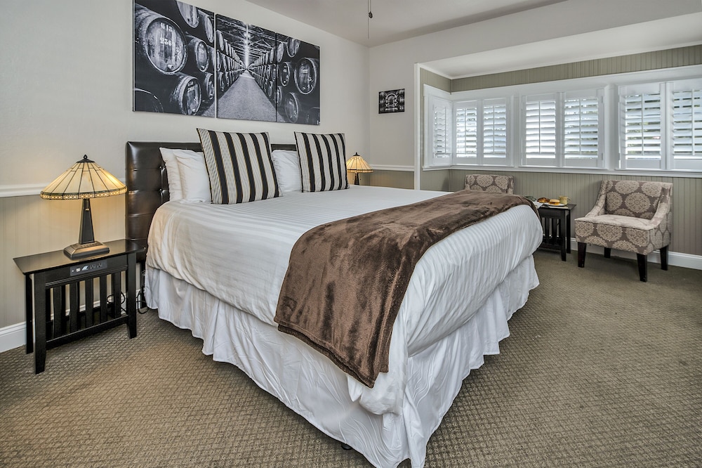 Suite, 1 King Bed, Jetted Tub (Helena)