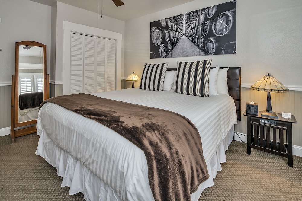 Suite, 1 King Bed, Jetted Tub (Helena) photo 3