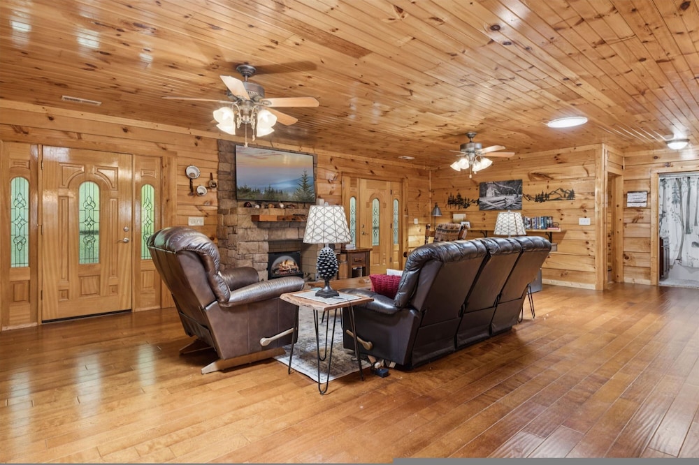 Cozy Cottage w EV Charger Firepit Bed Swing, 사진 8