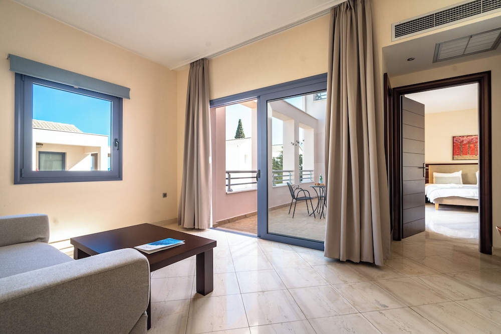 Superior Suite, 1 Bedroom, Courtyard View photo 2