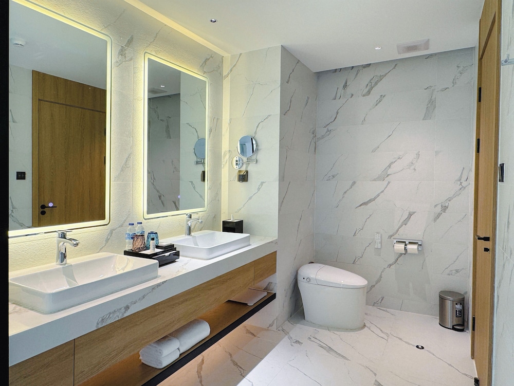 Deluxe Room With Pool View - Photo 6