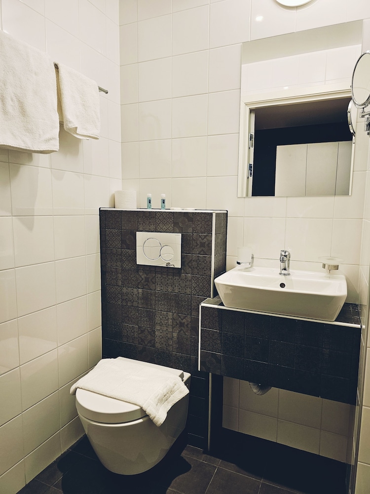 Compact Single Room (Private External Bathroom) photo 3