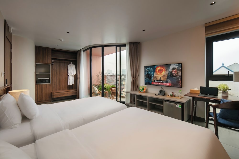 Premium Double/ Twin With City view, Balcony