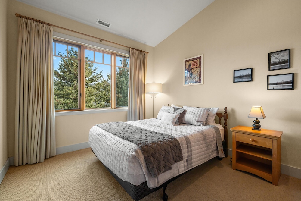 Condo, Multiple Beds, Balcony, Garden View (The Three Sisters) photo 2