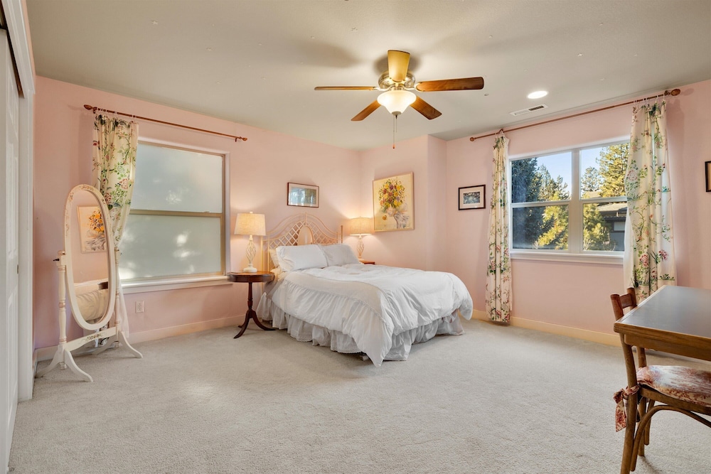 House, Multiple Beds, Patio, Garden View (Skyliner Summit Chalet) photo 3