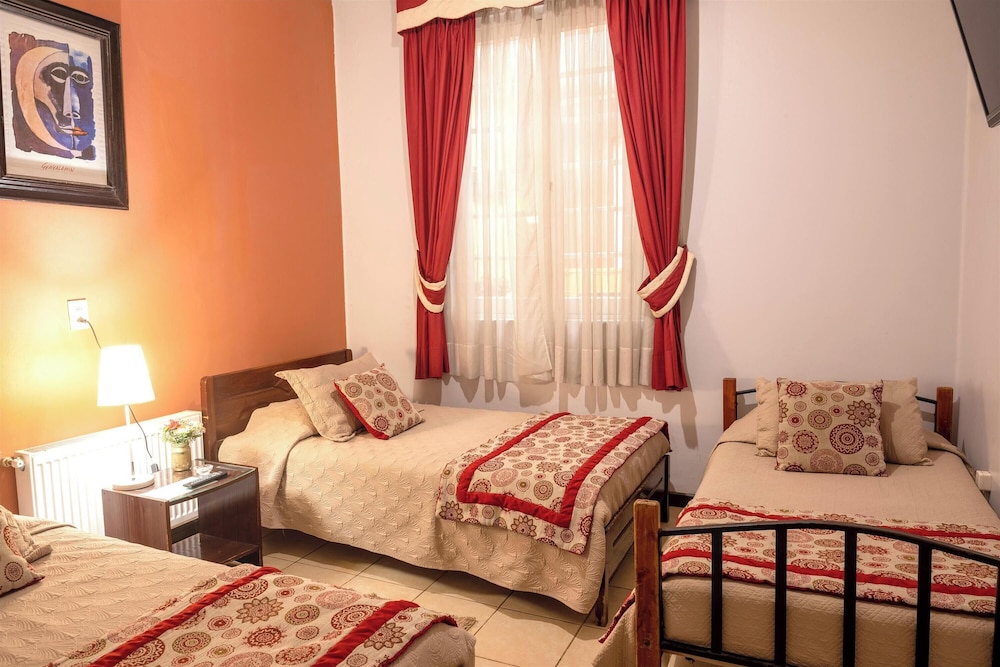 Family Room, Multiple Beds, Private Bathroom photo 2