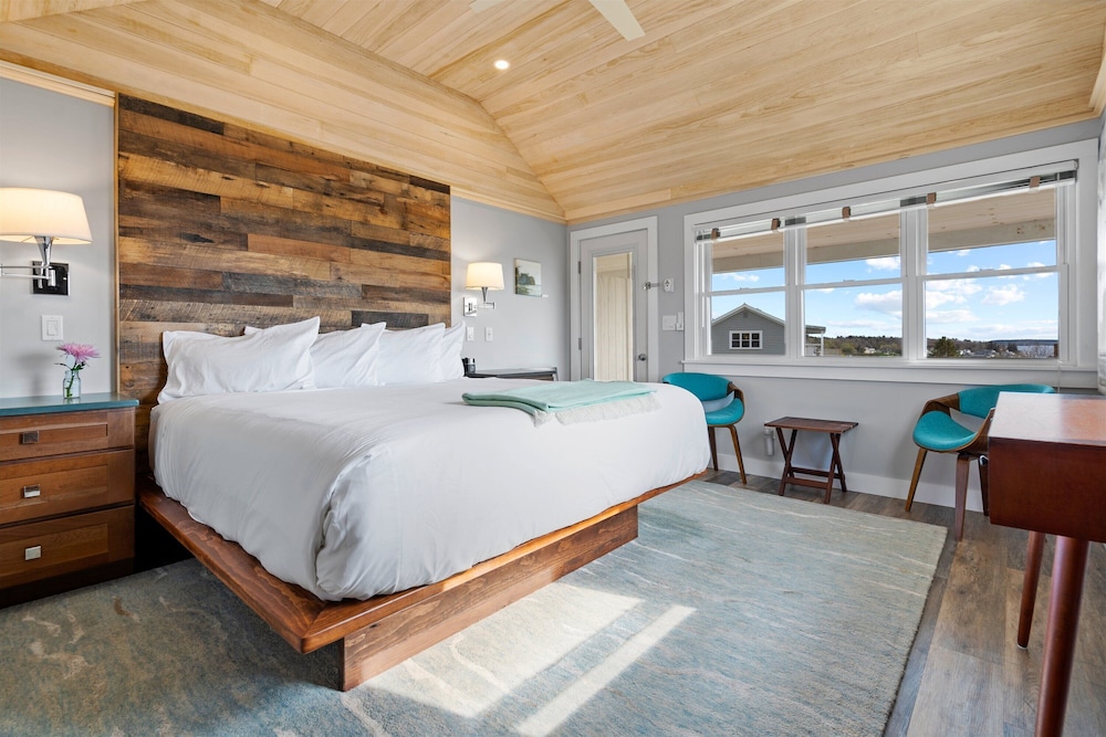 Leeward Premium Harbor View King