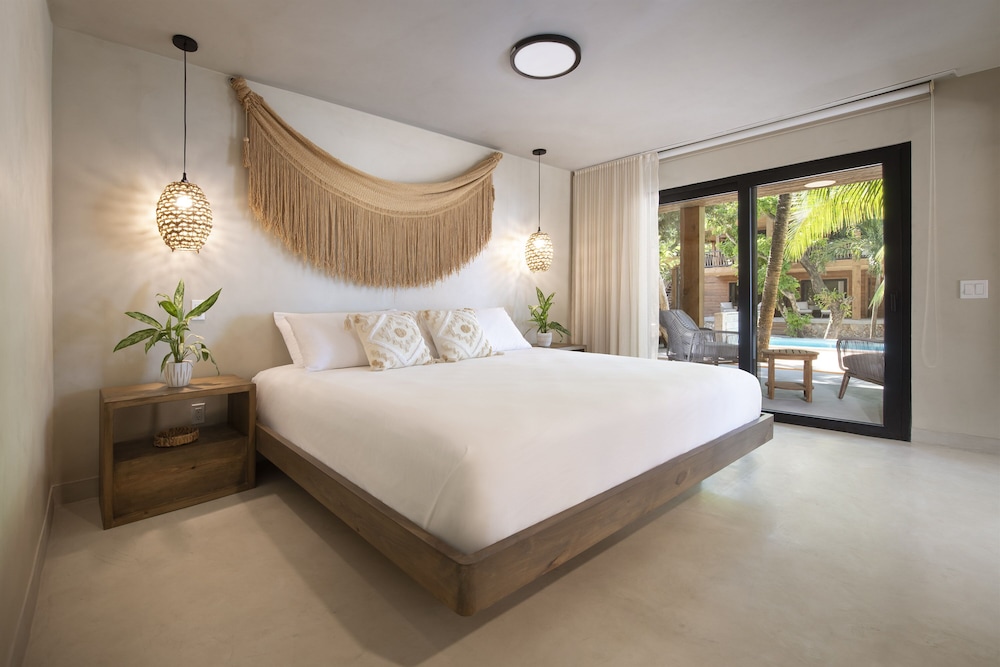 Room, 1 King Bed, Terrace, Partial Ocean View
