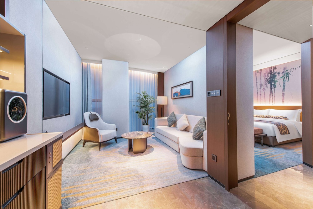 Standard Suite, 1 King Bed, Non Smoking photo 1