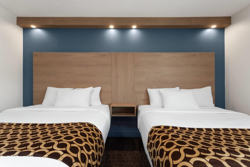 Room, 2 Queen Beds, Non Smoking (Pet-Friendly) photo 3