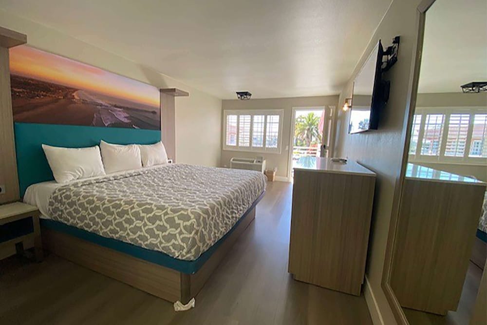 Deluxe Room, 1 King Bed, Non Smoking photo 1