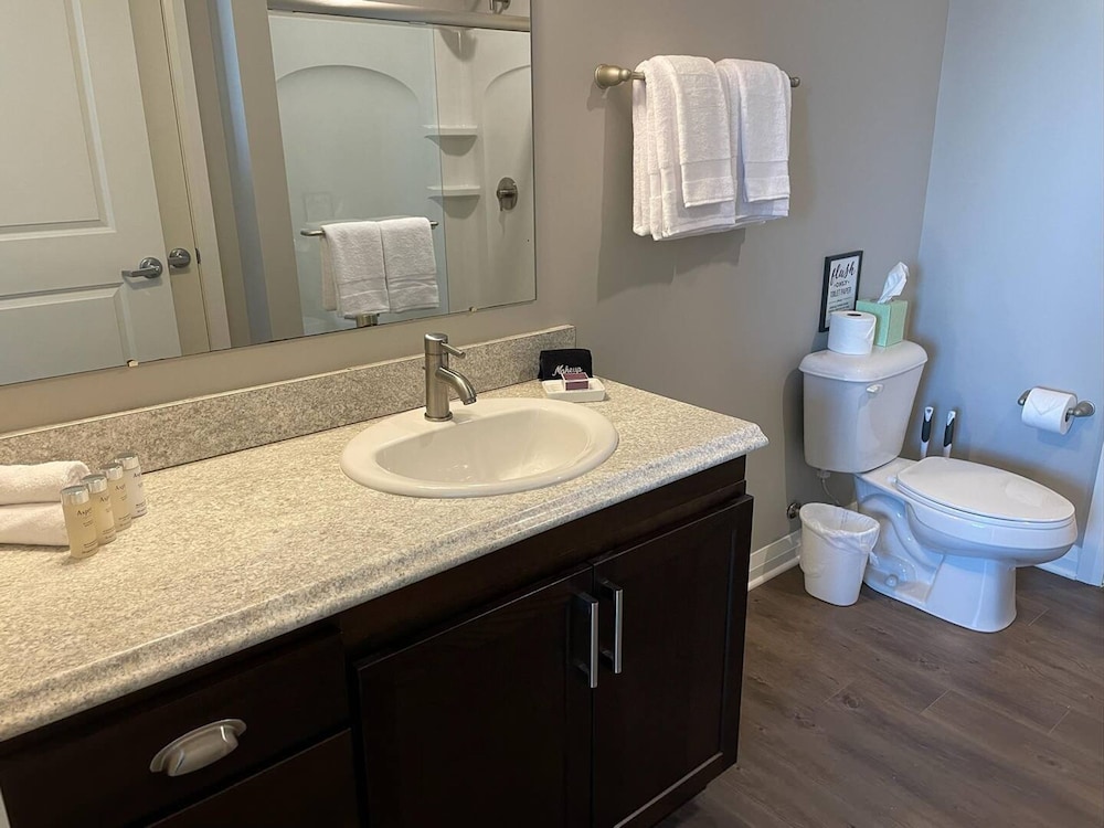Skyline View 2BR w Balcony Free Parking W D, Billede 20