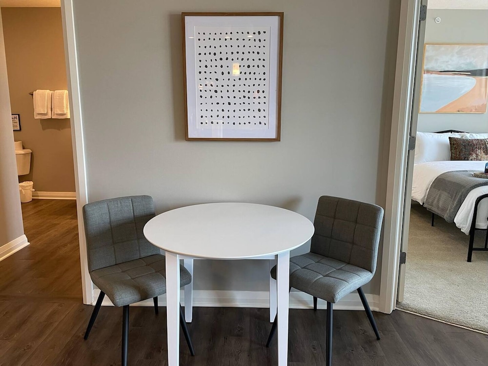 Skyline View 2BR w Balcony Free Parking W D, Billede 21