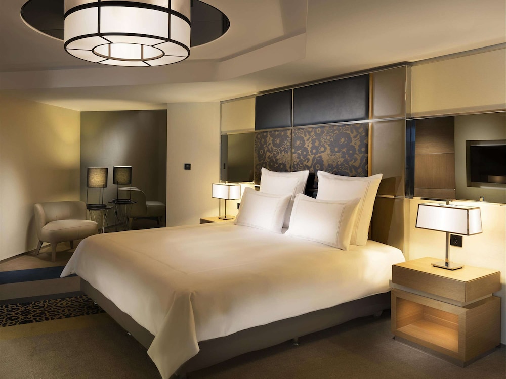 Deluxe Suite, 1 King Bed with Sofa bed, Garden View
