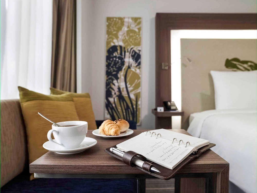 Deluxe Room, 1 King Bed, Premier Lounge Access, Panoramic City View photo 3
