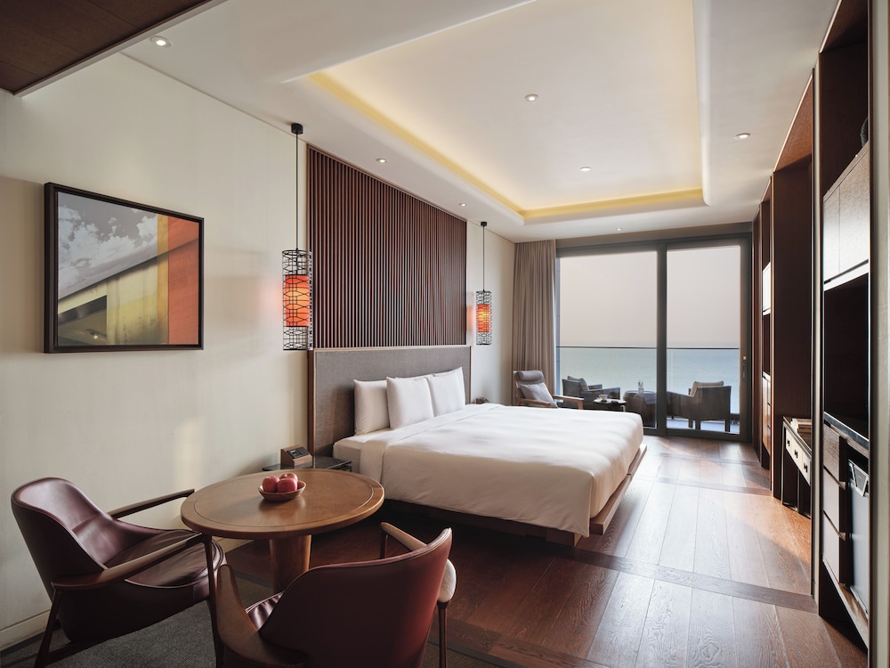 [Long Stay B] Executive King Room With Ocean View (Lounge)+ F&B Credit Krw 50,000/N+ Laundry Service