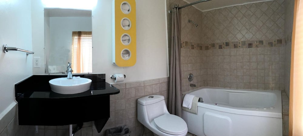 Deluxe Room, Multiple Beds, Non Smoking, Refrigerator & Microwave - Photo 9