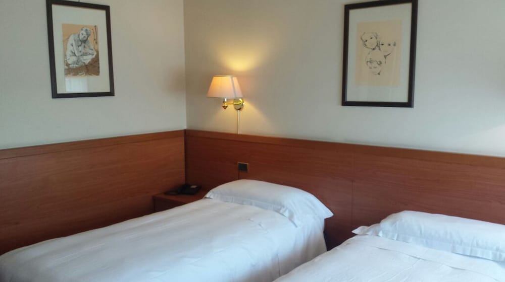 Double or Twin Room - Photo 12